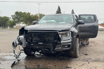 Paraná: un conductor sin seguro choca la nueva camioneta 0 Km de un conductor tras cruzar el semáforo en rojo