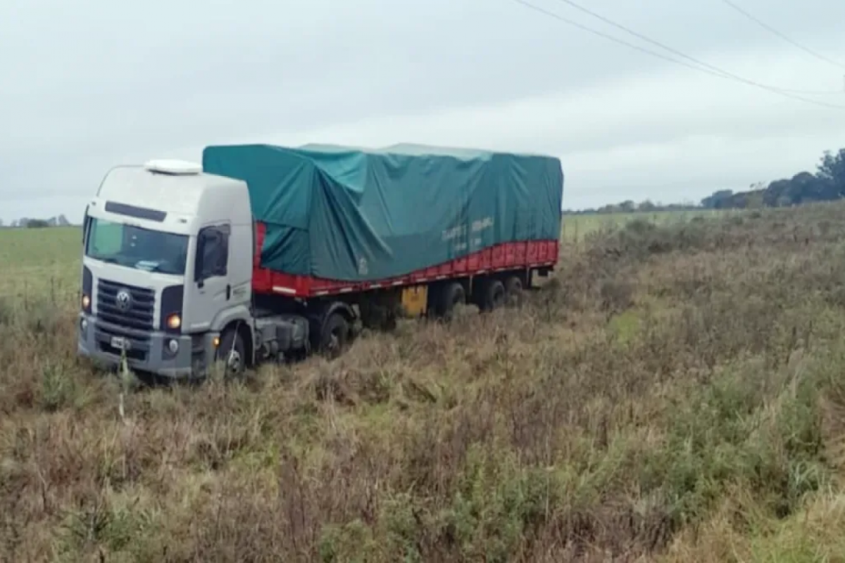 Camión despista en la ruta 18, felizmente sin consecuencias graves para los ocupantes y el tráfico.
