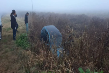Conductor vuelca su auto por neblina cerca de Seguí y es trasladado al hospital