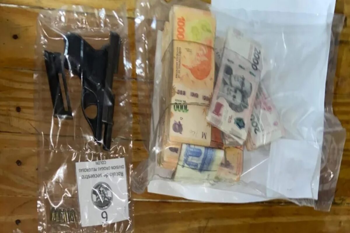 Allanamientos en Concordia: cuatro arrestos en operativo por tráfico de cocaína, armas y efectivo.