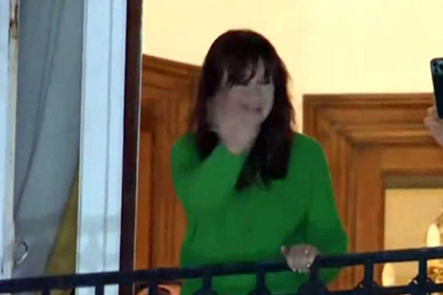 Cristina Kirchner vuelve a saludar desde el balcón tras la aclaratoria judicial sobre su situación legal