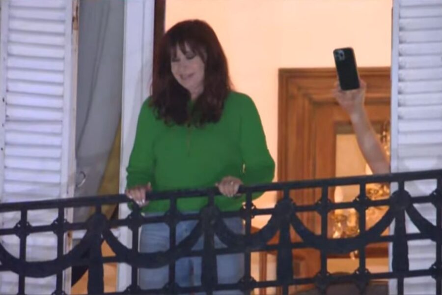 Cristina Kirchner podrá salir al balcón de su casa durante la prisión domiciliaria, según decisión del juez Gorini