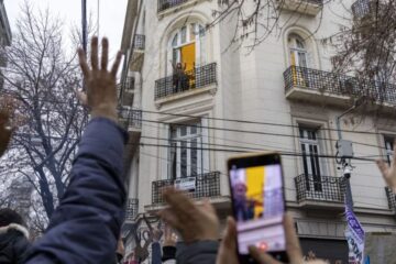 Policía de la Ciudad lleva a cabo operativo para retirar carteles de apoyo a Cristina Kirchner en su residencia