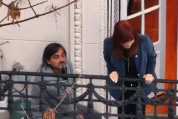 El enigmático acompañante de Cristina Kirchner en sus apariciones desde el balcón: ¿quién es?