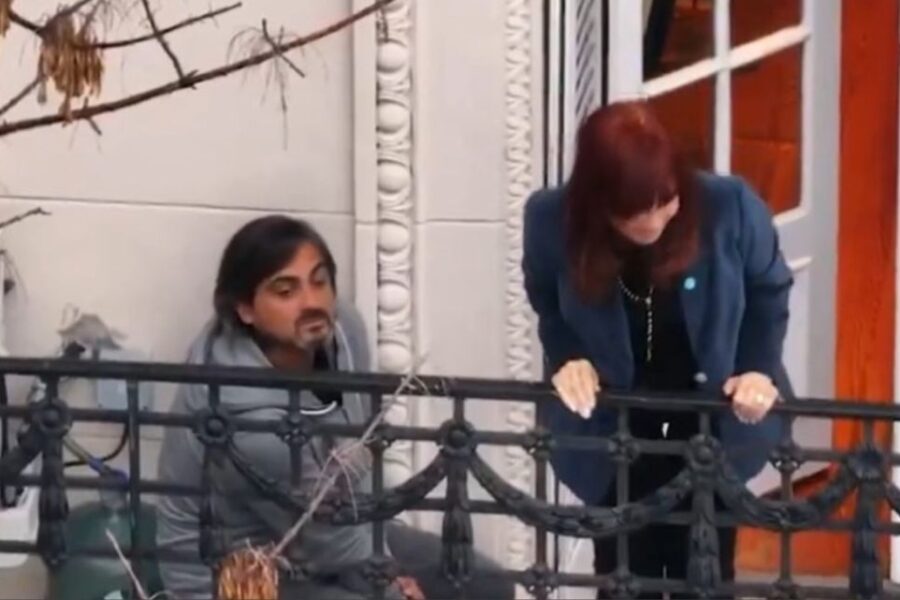 El enigmático acompañante de Cristina Kirchner en sus apariciones desde el balcón: ¿quién es?