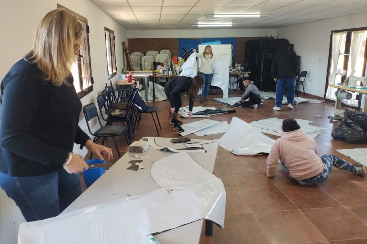 Estudiantes transforman silobolsas en delantales impermeables y logran una compra extraordinaria