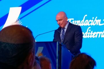 Espert genera controversia en Córdoba al enfocarse solo en Buenos Aires durante su discurso a empresarios locales