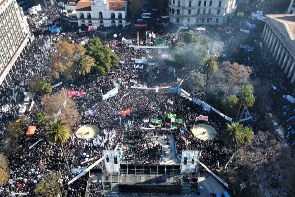 Cristina reaparece con mensaje en Plaza de Mayo
