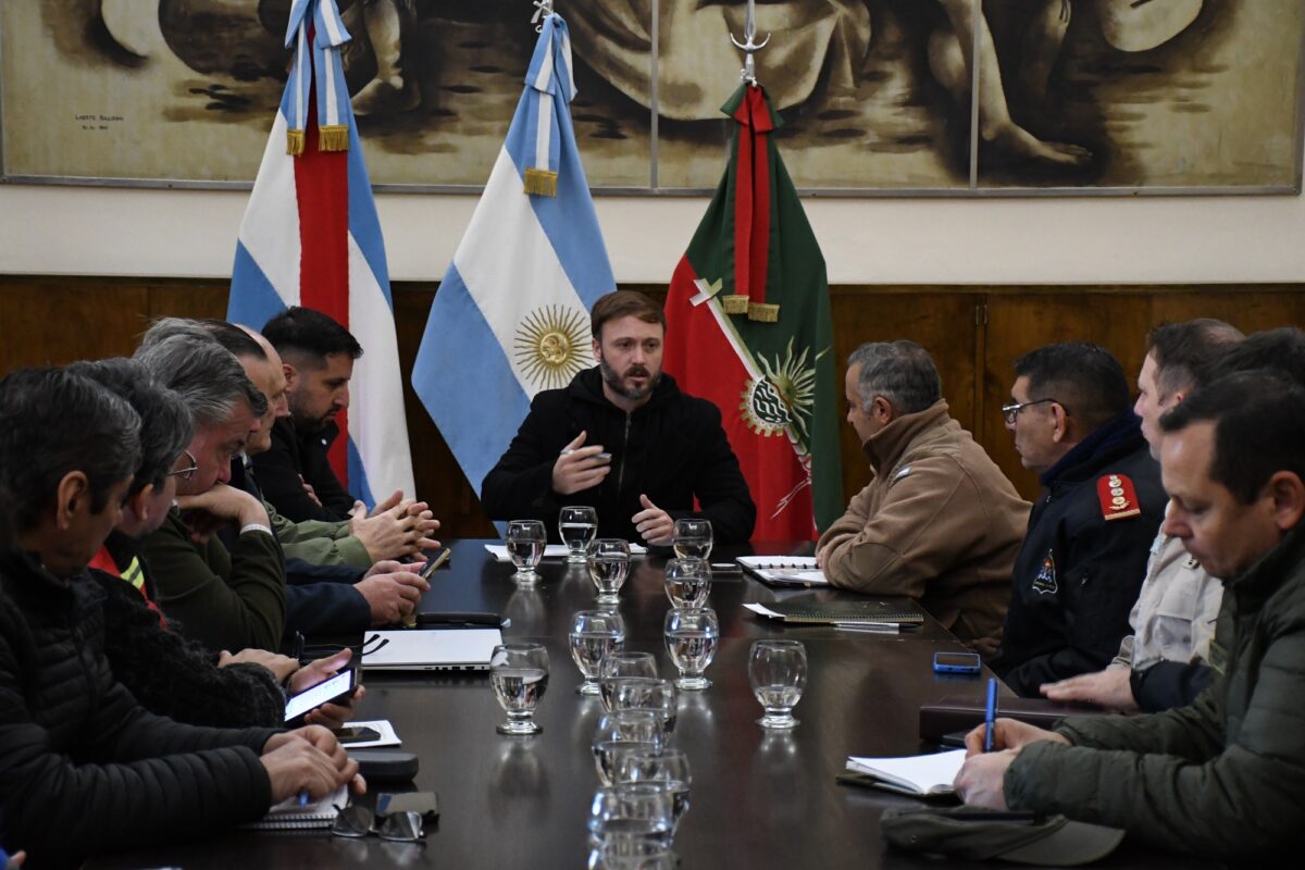Azcué encabezó una reunión del comité de emergencias ante el avance del Río Uruguay