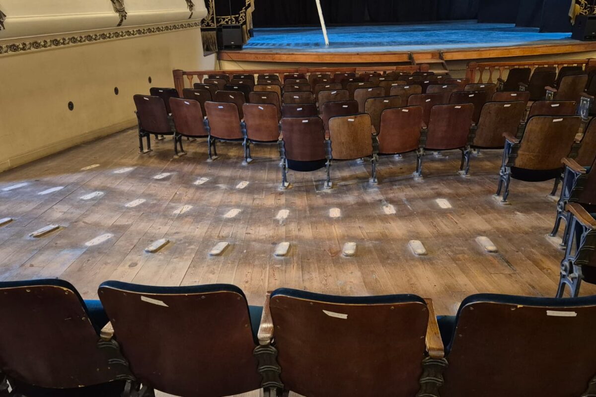 El Municipio trabaja en la reparación de un hundimiento en el piso del Teatro Gualeguaychú