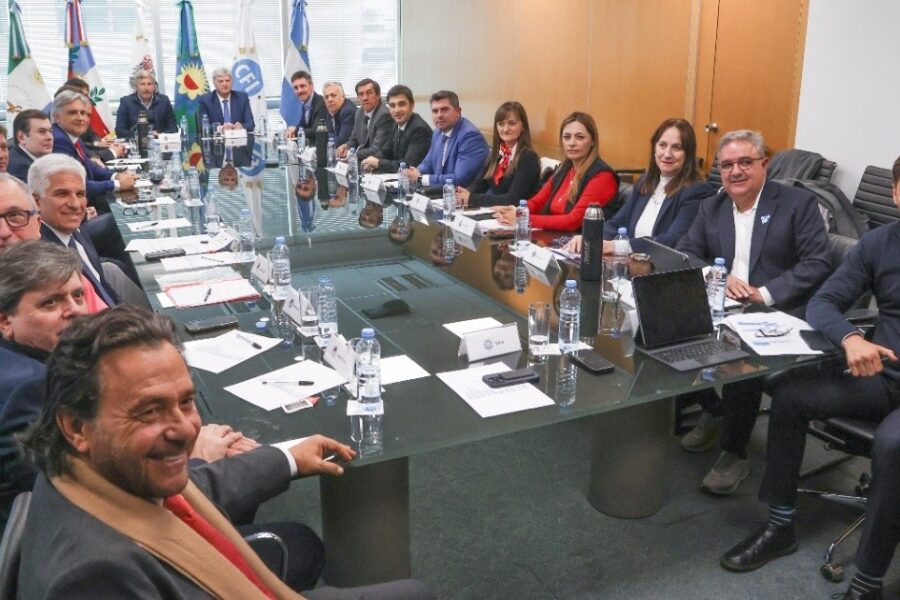 Gobernadores presionan al gobierno de Milei: acuerdan impulsar un proyecto de ley por “coparticipación directa”