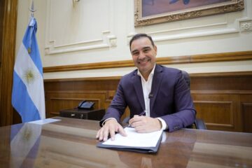 Gustavo Valdés impone restricciones a alianzas municipales por decreto, generando un duro rechazo en la oposición