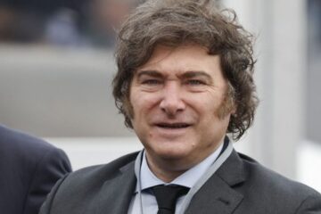 El Club de los Viernes denigra a periodistas, insulta a Pedro Sánchez y premia a Milei en su encuentro de este viernes