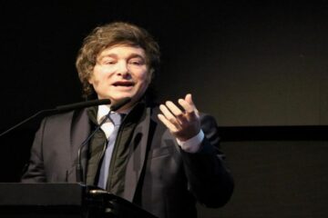 Milei responsabiliza a Kicillof por el fallo sobre YPF y califica su gestión como inútil en la situación actual.