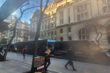 Cristina Kirchner enfrenta la marcha a tribunales con escasa asistencia y tranquilidad en el ambiente