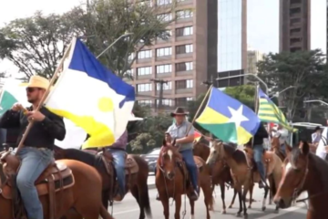 Productores promueven el agro llegando a caballo al estadio de Palmeiras, en Brasil