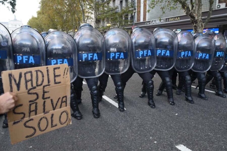 Diputados solicitan anulación del nuevo estatuto de la Policía Federal ante controversias legales y sociales.