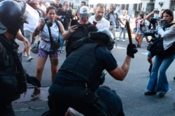 Milei propone un plan controvertido para acallar al periodismo bajo la premisa de “no odiamos lo suficiente”