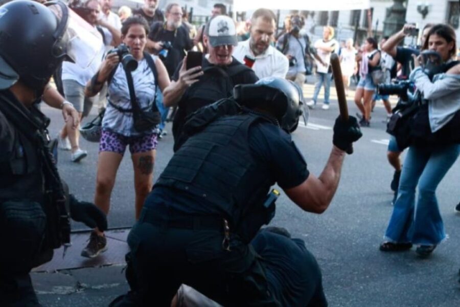 Milei propone un plan controvertido para acallar al periodismo bajo la premisa de “no odiamos lo suficiente”