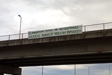 Agro intensifica presión antes de que finalice la rebaja de retenciones con un pasacalle en plena autopista