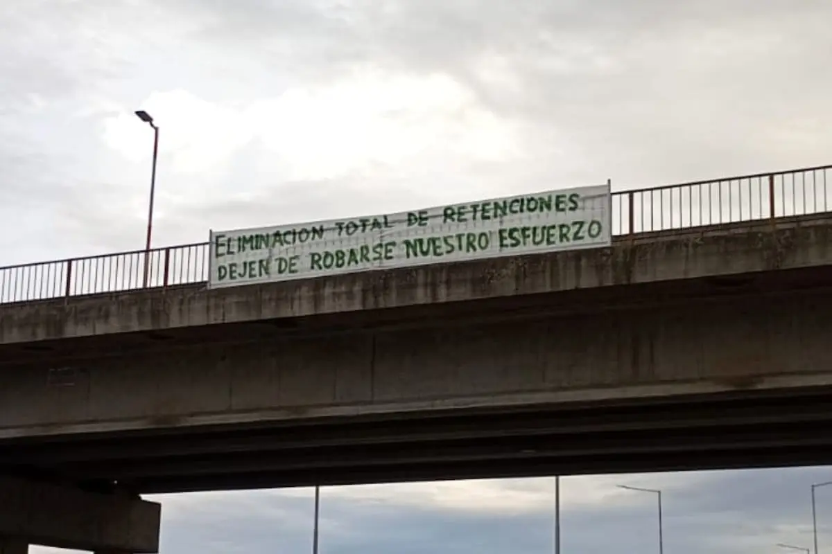 Agro intensifica presión antes de que finalice la rebaja de retenciones con un pasacalle en plena autopista