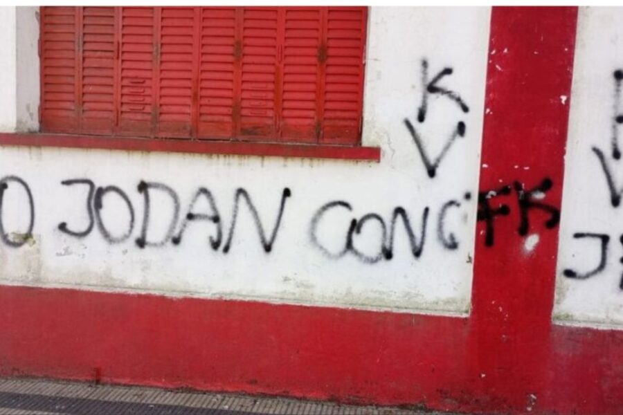 Siete comités radicales vandalizados con mensajes a favor de Cristina Kirchner y amenazas directas