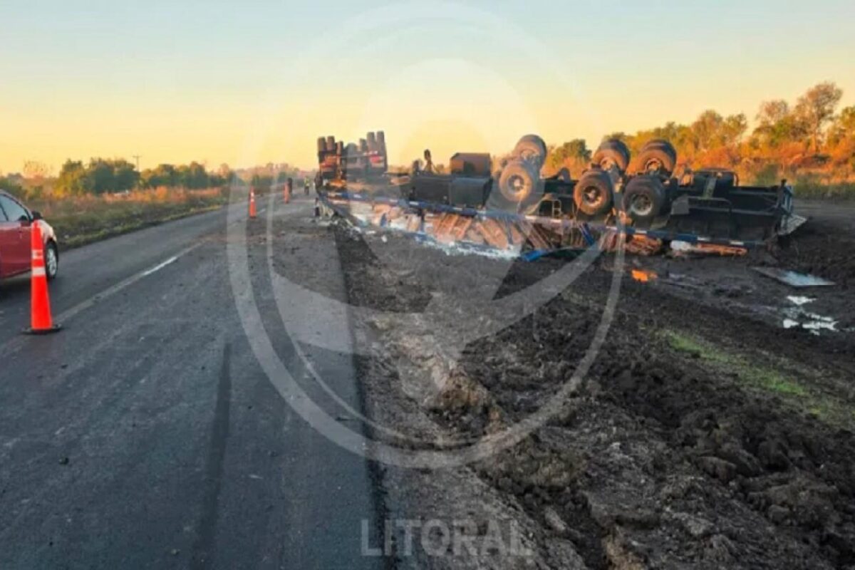 Accidente en Ruta 20: volcó un camión y el conductor fue llevado al hospital en Gualeguaychú