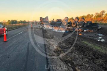 Accidente en Ruta 20: volcó un camión y el conductor fue llevado al hospital en Gualeguaychú