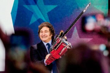 La mayoría de los votantes de Milei lo respaldan, pero consideran que su gobierno puede amenazar la democracia