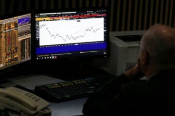 Altas tasas hunden al dólar, que cayó 25 pesos, y golpean acciones; el S&P Merval perdió 1,4% y se mantiene bajo presión