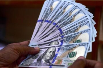 El dólar blue alcanzó un nuevo récord de $1.300: cinco razones detrás de la fuerte suba en el mercado informal
