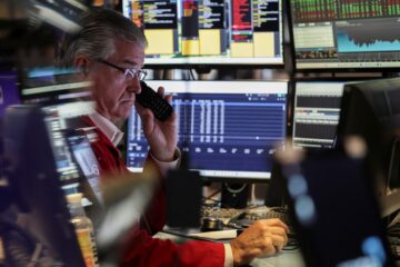 Jornada financiera: el dólar disminuye y acciones argentinas saltan hasta 11% en Wall Street tras pago de vencimientos