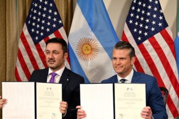 Argentina y EEUU firman acuerdo estratégico en el Pentágono para modernizar las Fuerzas Armadas con vehículos Stryker