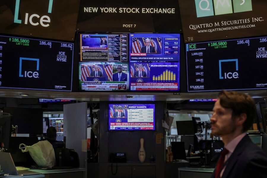 Bonos suben al 5% tras anuncio de superávit fiscal, pero riesgo país sigue cerca de 1.200 puntos