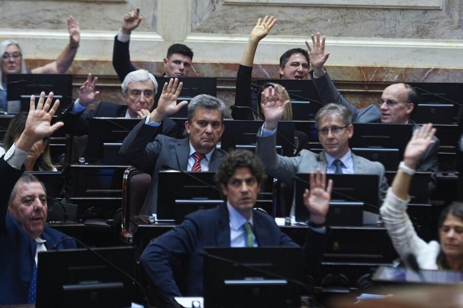 Oposición logra quórum en el Senado y arranca sesión con polémica, enfrentando resistencia de gobernadores dialoguistas