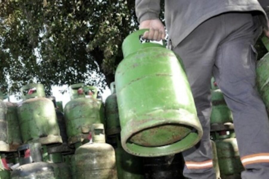 Gobierno libera precio de garrafas ante crisis del gas y aumento del 30% en demanda, según la cámara de GLP.