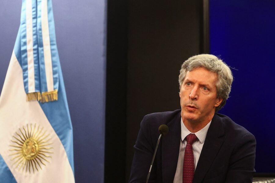 Banco Central interviene para frenar el dólar y espera resultados clave de licitación con tasas de interés al 36% anual