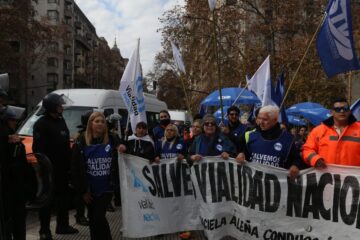 Movilización en el Congreso por la Ley de Emergencia en Discapacidad y trabajadores de Vialidad ante operativo policial