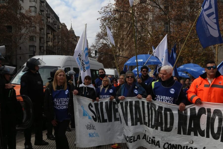 Movilización en el Congreso por la Ley de Emergencia en Discapacidad y trabajadores de Vialidad ante operativo policial