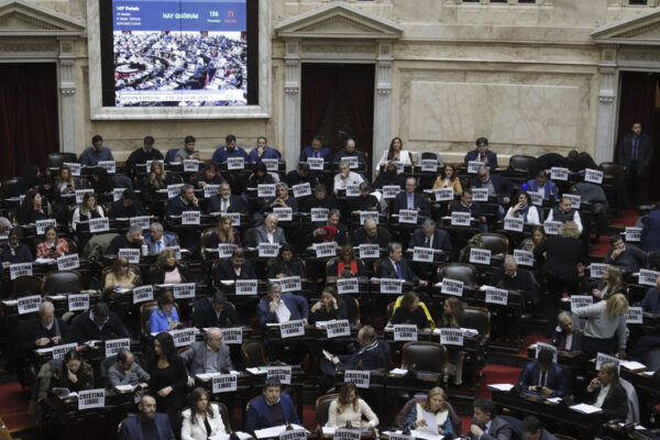 La oposición aprovecha la debilidad de Milei en el Congreso y arremete con los proyectos contra la motosierra