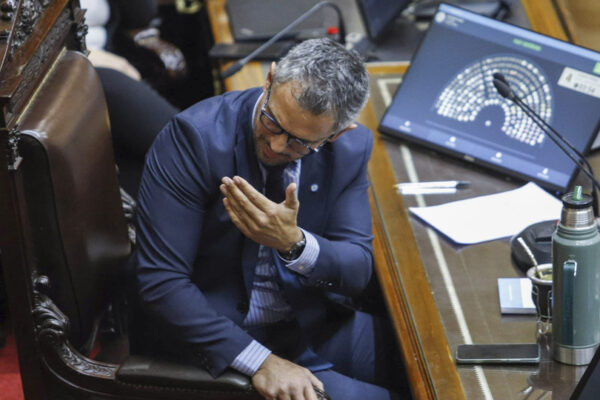 La oposición trabaja en una mega sesión para tratar proyectos que molestan el Gobierno