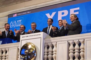 YPF: ¿comprar o vender acciones tras fallo en EE. UU.? ADR cae 25% desde su máximo en enero, analistas analizan fundamentos.