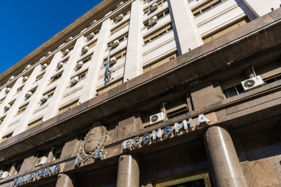 Gobierno lanza licitación de deuda en pesos para mitigar presión sobre el dólar tras fin de Letras de Liquidez