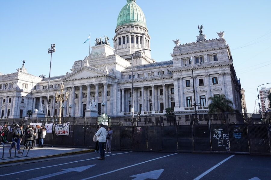 Jubilados se manifiestan frente al Congreso en un nuevo miércoles de marcha con fuerte operativo policial y complicaciones viales.