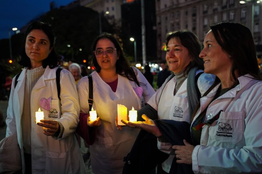 residentes de hospitales marchan con velas pidiendo aumento salarial y derogación de resolución sobre becas