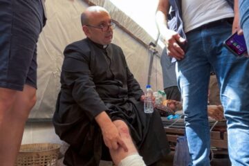 Cura argentino herido tras ataque en Gaza relata el impacto directo en la parroquia que albergaba a refugiados