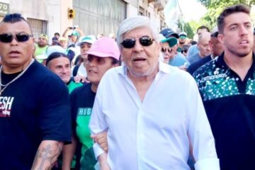 Hugo Moyano se suma hoy a las ollas populares en Plaza Constitución en protesta contra el Gobierno y su hijo Pablo lo respalda.
