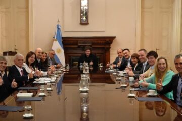 Milei se reunió con su gabinete en la Casa Rosada mientras gobernadores rechazan proyectos del Senado