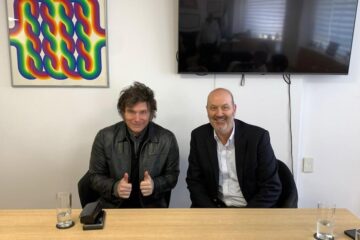 Javier Milei y Federico Sturzenegger celebran reformas en el Estado en brindis en Casa Rosada con el Gabinete presente