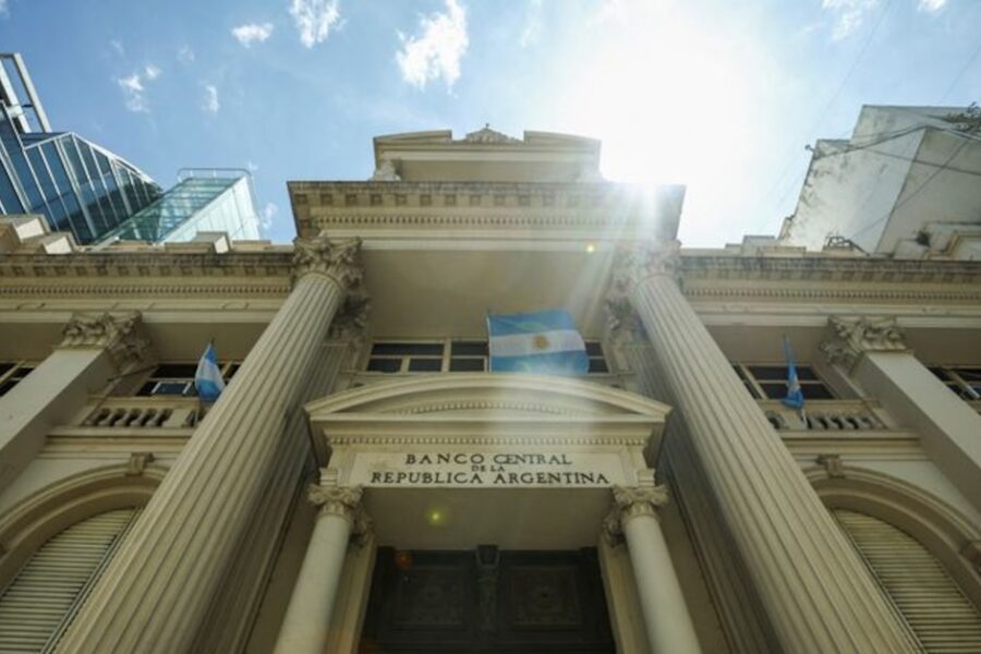 Bancos alertan al Gobierno sobre posibles tensiones en el dólar tras el desarme de las Lefi y la caída de tasas